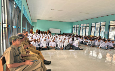 Nonton Bareng Peringatan Acara Puncak Hari Anak Nasional di SMKN 1 Kolaka Timur